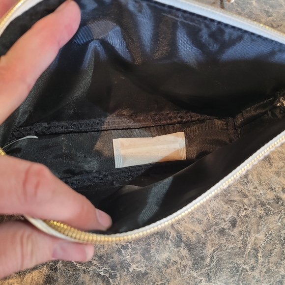 Younique Makeup Bag - Picture 2 of 4